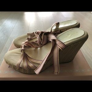 Bandolino wedges fabric straps